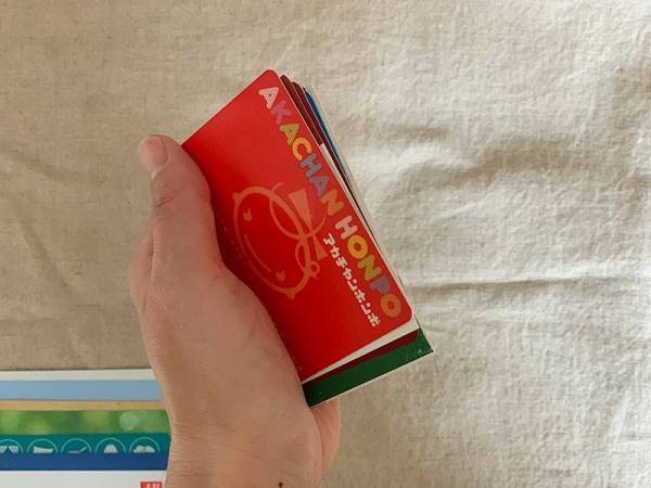 アグレアーブルの「タッセル付きカードケース」で、持ち歩くカードを整えよう。[PR]