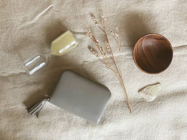 アグレアーブルの「タッセル付きカードケース」で、持ち歩くカードを整えよう。[PR]