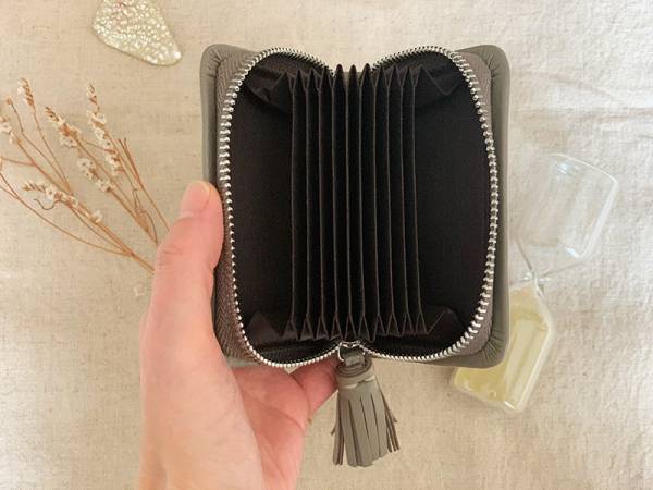 アグレアーブルの「タッセル付きカードケース」で、持ち歩くカードを整えよう。[PR]