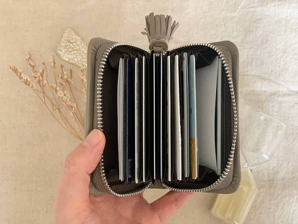アグレアーブルの「タッセル付きカードケース」で、持ち歩くカードを整えよう。[PR]