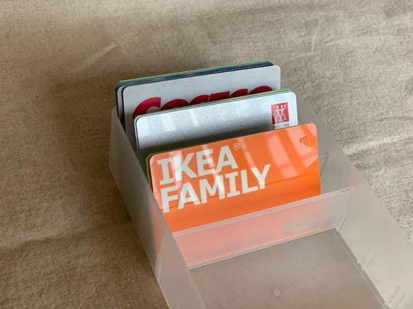 アグレアーブルの「タッセル付きカードケース」で、持ち歩くカードを整えよう。[PR]