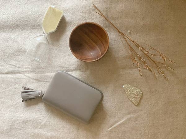 アグレアーブルの「タッセル付きカードケース」で、持ち歩くカードを整えよう。[PR]