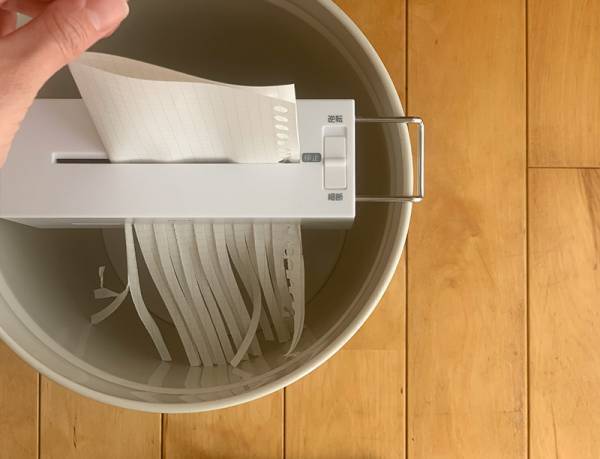 暮らしの書類をスルスル〜っと処分。「パーソナルシュレッダ PUT」でスモールオフィスを快適に。[PR]