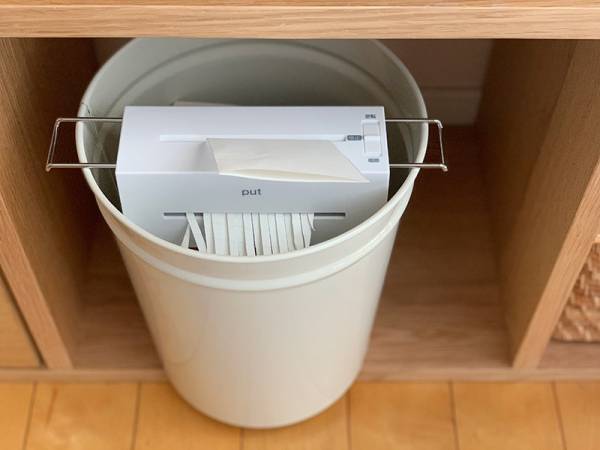 暮らしの書類をスルスル〜っと処分。「パーソナルシュレッダ PUT」でスモールオフィスを快適に。[PR]