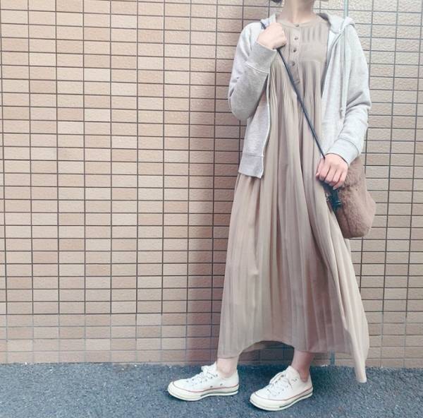 今、買い足すべきは「春先主役」がキーワード。 アウターで表情が変わる「リラックスワンピース」[PR]