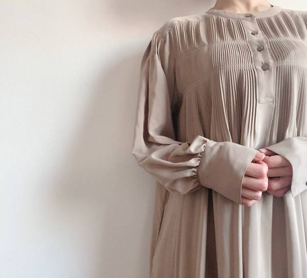 今、買い足すべきは「春先主役」がキーワード。 アウターで表情が変わる「リラックスワンピース」[PR]