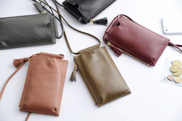 職場でもプライベートでも大活躍！ 「スマホポシェット」使用レポ