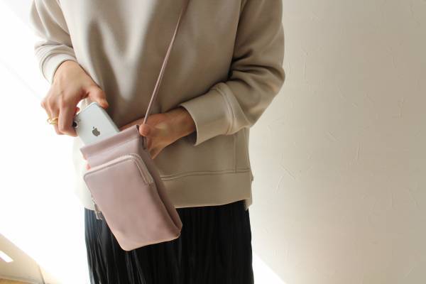 職場でもプライベートでも大活躍！ 「スマホポシェット」使用レポ