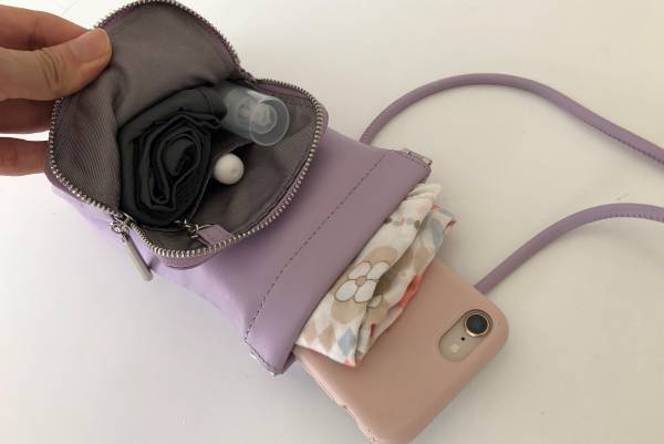 職場でもプライベートでも大活躍！ 「スマホポシェット」使用レポ