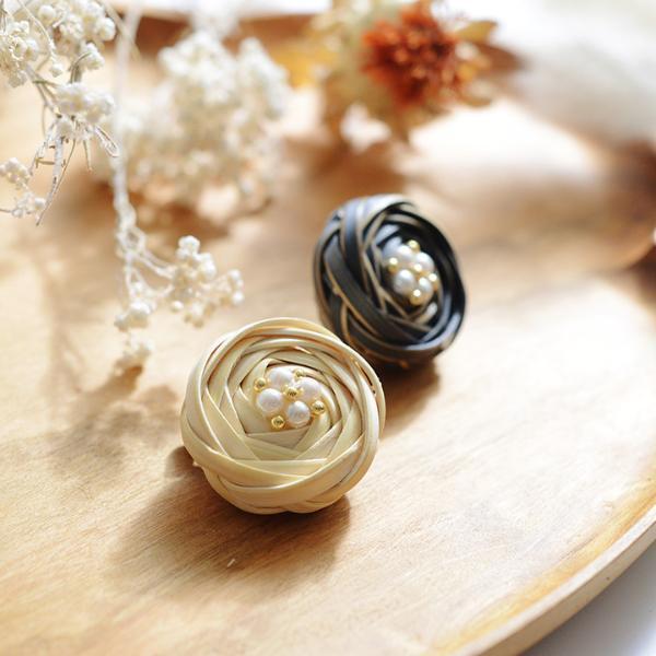 私らしいハレの日を飾る。「MSNOM(ムスノム)」のお花結びブローチとイヤリング。[PR]