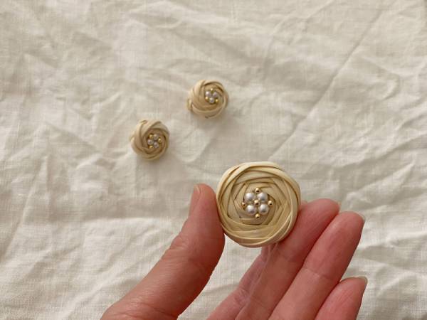 私らしいハレの日を飾る。「MSNOM(ムスノム)」のお花結びブローチとイヤリング。[PR]