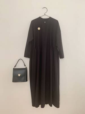 私らしいハレの日を飾る。「MSNOM(ムスノム)」のお花結びブローチとイヤリング。[PR]