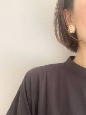 私らしいハレの日を飾る。「MSNOM(ムスノム)」のお花結びブローチとイヤリング。[PR]