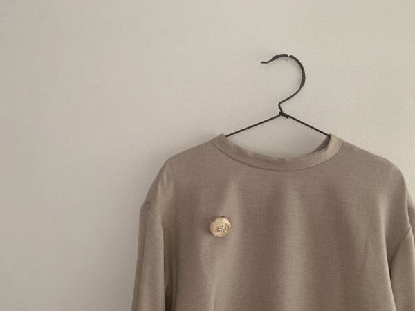 私らしいハレの日を飾る。「MSNOM(ムスノム)」のお花結びブローチとイヤリング。[PR]