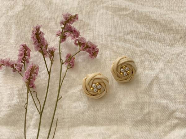 私らしいハレの日を飾る。「MSNOM(ムスノム)」のお花結びブローチとイヤリング。[PR]