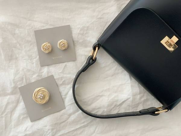 私らしいハレの日を飾る。「MSNOM(ムスノム)」のお花結びブローチとイヤリング。[PR]