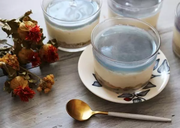 お茶の香り漂う大人のブルー「レアチーズケーキ」