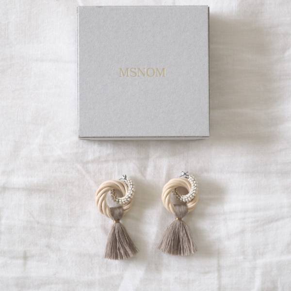 カジュアルな日もフォーマルな日も。軽くてつけ心地のいい2WAYリングラタンピアス[PR]