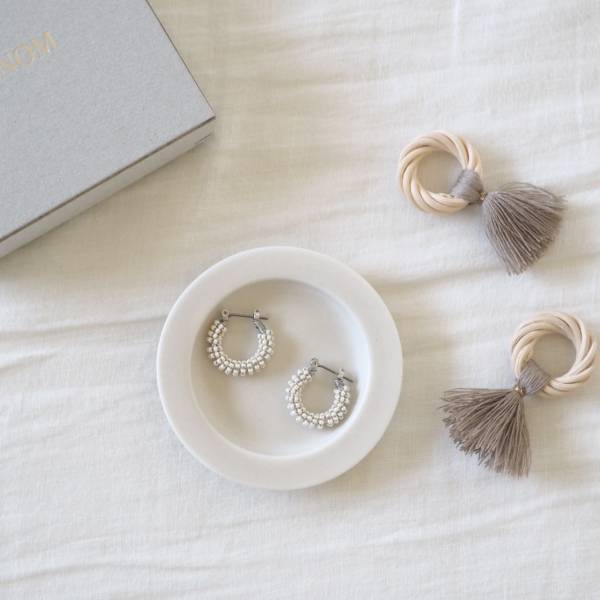 カジュアルな日もフォーマルな日も。軽くてつけ心地のいい2WAYリングラタンピアス[PR]