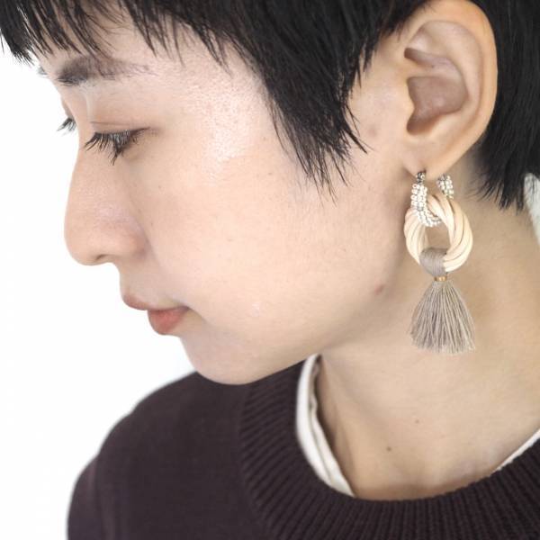 カジュアルな日もフォーマルな日も。軽くてつけ心地のいい2WAYリングラタンピアス[PR]