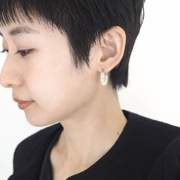 カジュアルな日もフォーマルな日も。軽くてつけ心地のいい2WAYリングラタンピアス[PR]