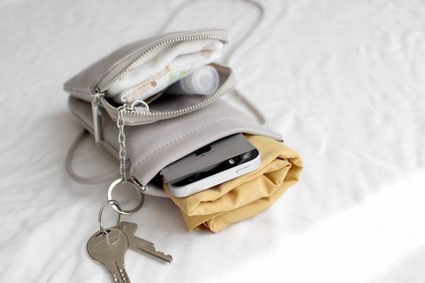 バッグは2個持ちが便利！「スマホポシェット」があればストレスフリーに