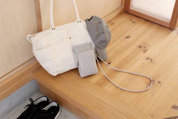 バッグは2個持ちが便利！「スマホポシェット」があればストレスフリーに