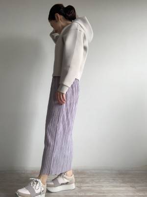 プリーツなのに腰回りすっきり。 40代に嬉しい上品と細見えが叶う秀逸スカート。[PR]