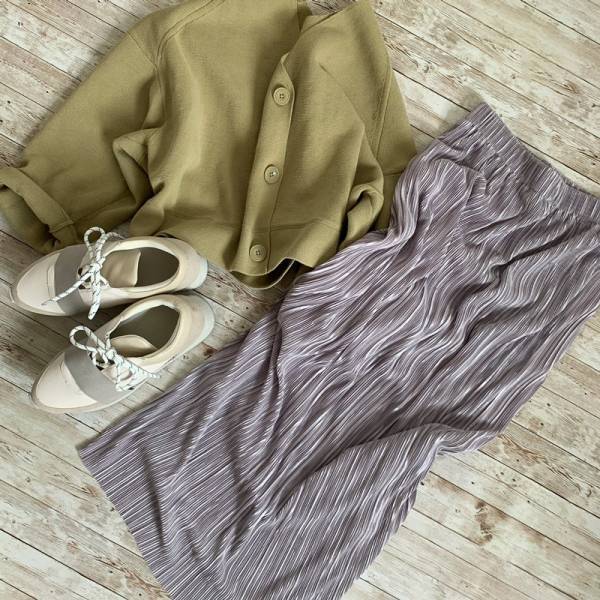 プリーツなのに腰回りすっきり。 40代に嬉しい上品と細見えが叶う秀逸スカート。[PR]