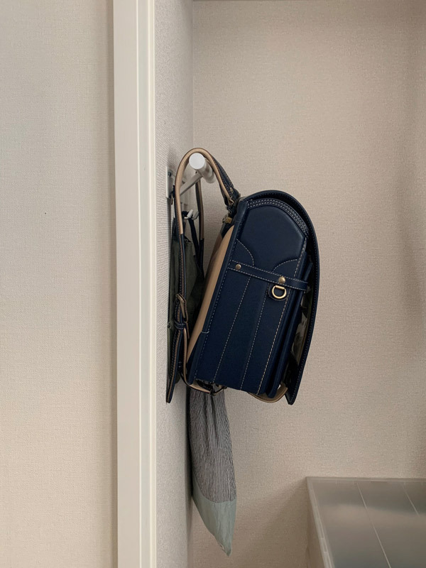 リュックやランドセルの定位置を作れる便利アイテムとは？