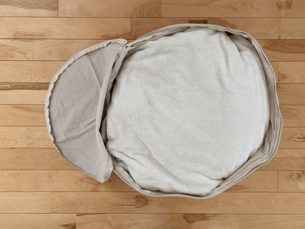 よりコンパクトに。bon moment（ボンモマン）の「リビングクッションになる掛け布団収納ケース」にラウンド型が登場！[PR]