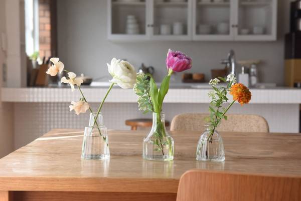 お花やグリーンでお部屋に彩りを　シンプルから個性派まで「フラワーベース」13選