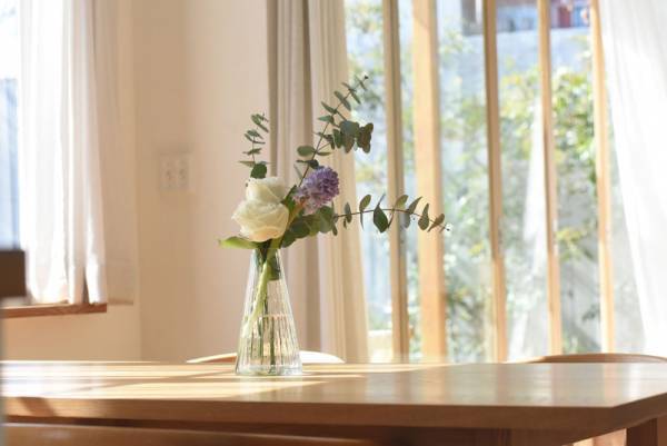 お花やグリーンでお部屋に彩りを　シンプルから個性派まで「フラワーベース」13選