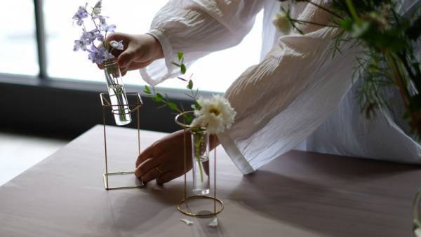 お花やグリーンでお部屋に彩りを　シンプルから個性派まで「フラワーベース」13選