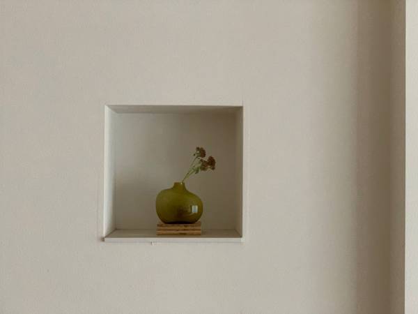 お花やグリーンでお部屋に彩りを　シンプルから個性派まで「フラワーベース」13選