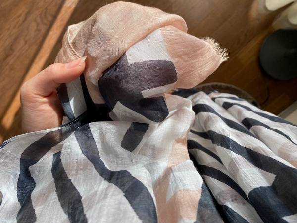 付けない派の私が選んだ、コーデいらずの「シルク混ストール」[PR]