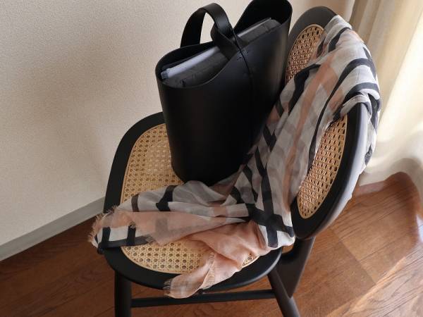 付けない派の私が選んだ、コーデいらずの「シルク混ストール」[PR]