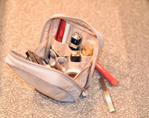 自立する化粧ポーチが、勝手に整理してくれる。bon moment（ボンモマン）なら大容量でストレスフリー！[PR]