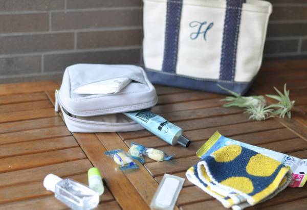 自立する化粧ポーチが、勝手に整理してくれる。bon moment（ボンモマン）なら大容量でストレスフリー！[PR]