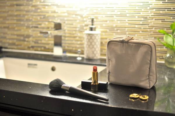 自立する化粧ポーチが、勝手に整理してくれる。bon moment（ボンモマン）なら大容量でストレスフリー！[PR]