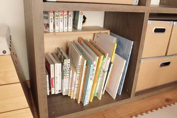 ゴチャゴチャ絵本がようやくスッキリ。子どもが読みたくなる「本の家」[PR]