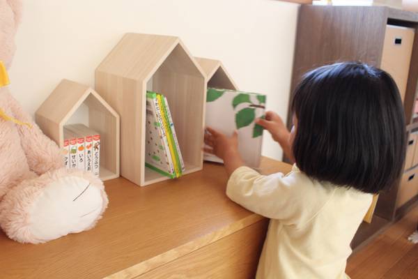 ゴチャゴチャ絵本がようやくスッキリ。子どもが読みたくなる「本の家」[PR]