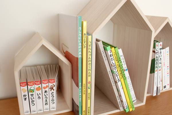 ゴチャゴチャ絵本がようやくスッキリ。子どもが読みたくなる「本の家」[PR]