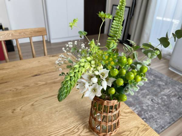 挿すだけで絵になる「小さな花器」だから続く、花のある暮らし[PR]