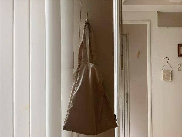 書類や本の持ち運びに最適！bon moment(ボンモマン)の「整理ができるリネン混トートバッグ」。[PR]