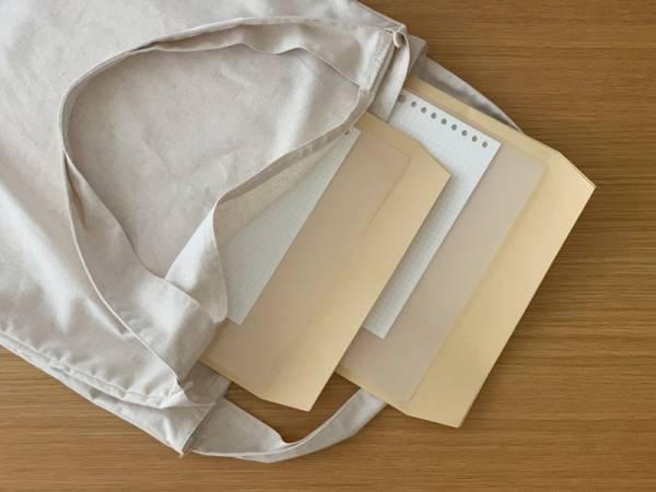 書類や本の持ち運びに最適！bon moment(ボンモマン)の「整理ができるリネン混トートバッグ」。[PR]