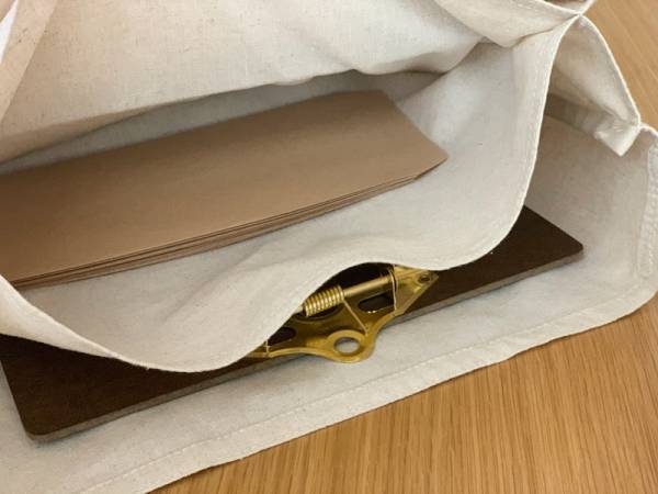 書類や本の持ち運びに最適！bon moment(ボンモマン)の「整理ができるリネン混トートバッグ」。[PR]