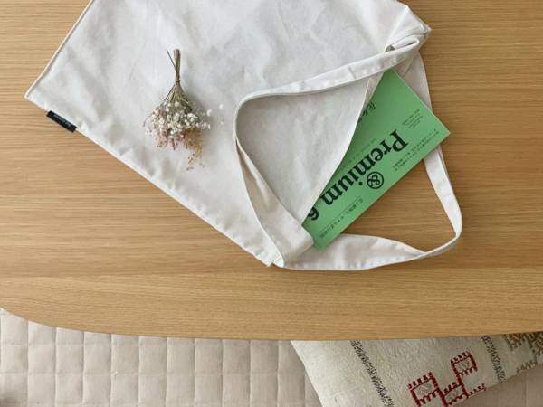 書類や本の持ち運びに最適！bon moment(ボンモマン)の「整理ができるリネン混トートバッグ」。[PR]