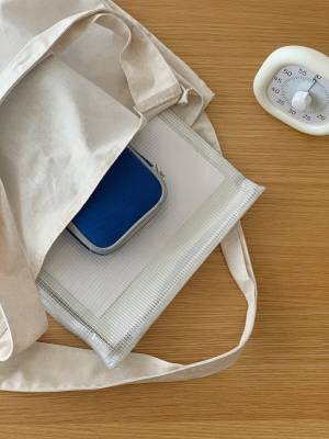 書類や本の持ち運びに最適！bon moment(ボンモマン)の「整理ができるリネン混トートバッグ」。[PR]