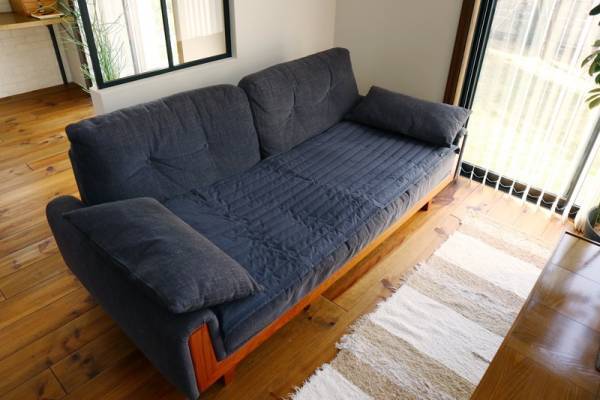 汚れ対策をさりげなく。上品キルトが大人っぽい「bon moment　ソファパッド」[PR]